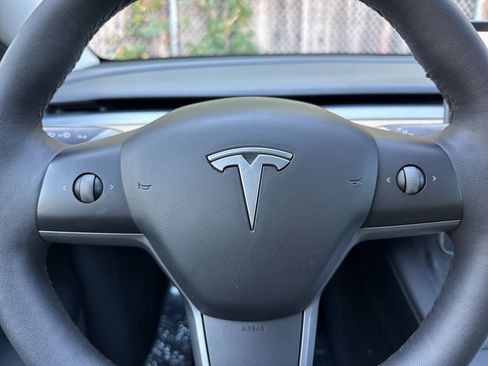 Used 2022 Tesla Model Y Long Range AWD/4WD image 24