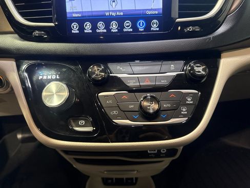 Used 2017 Chrysler Pacifica Touring-L FWD image 21