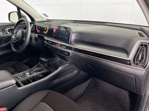 Certified 2024 Kia Sorento LX image 29
