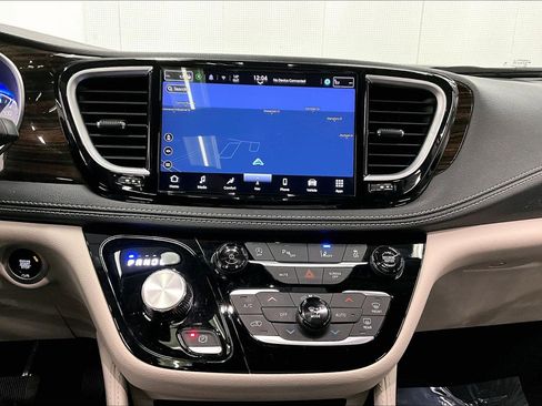 Used 2024 Chrysler Pacifica Limited FWD image 29