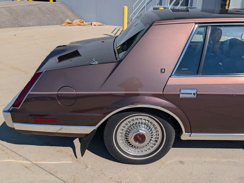 Used 1987 Lincoln Continental Signature RWD image 35