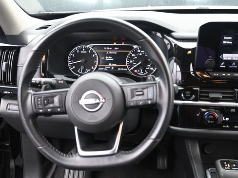 Used 2025 Nissan Pathfinder SV FWD image 20