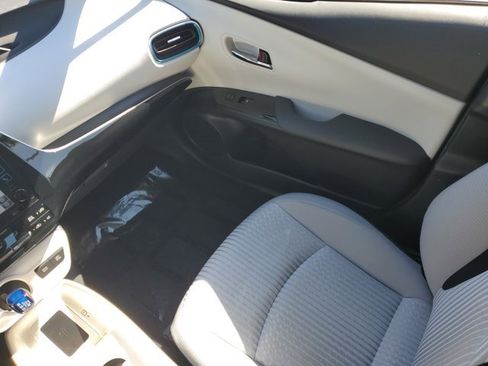 Used 2017 Toyota Prius Four image 9