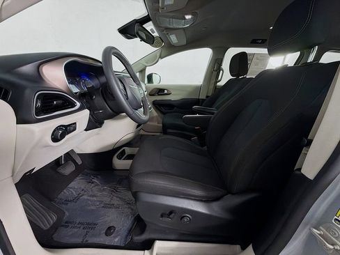 Used 2023 Chrysler Voyager LX FWD image 12
