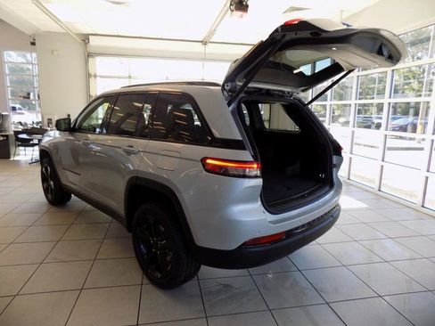 New 2025 Jeep Grand Cherokee Limited w/ Luxury Tech Group II RWD image 9