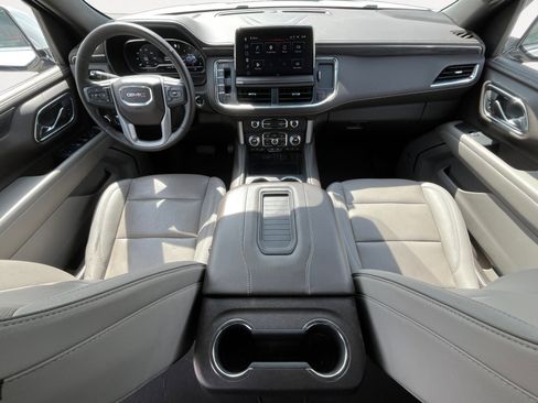 Used 2023 GMC Yukon SLT w/ SLT Premium Package RWD image 3