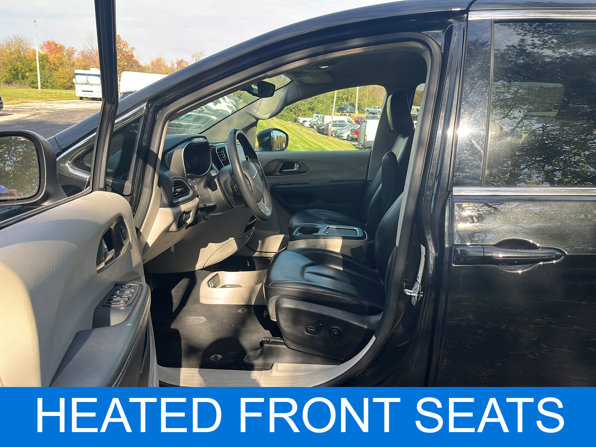 Used 2023 Chrysler Pacifica Touring-L FWD image 3