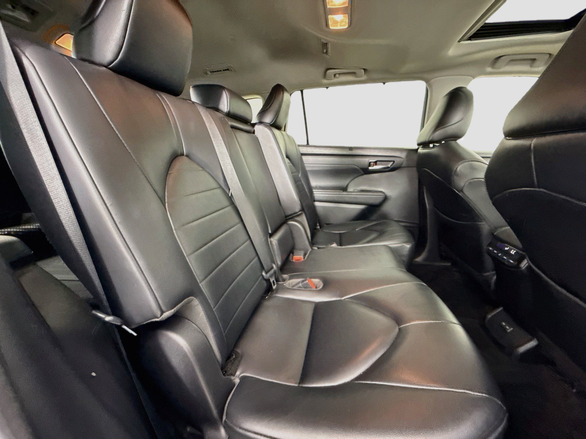 Used 2023 Toyota Highlander XLE FWD image 29