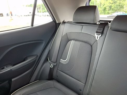 Certified 2023 Hyundai Venue Limited w/ Cargo Package FWD image 3