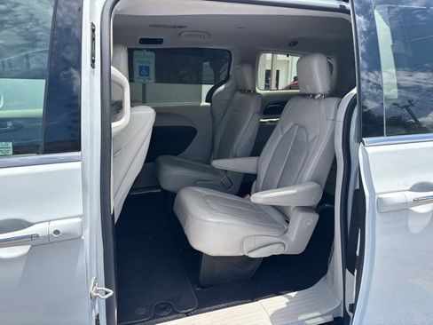Used 2019 Chrysler Pacifica Touring-L Plus w/ Tire & Wheel Group FWD image 30