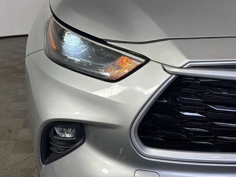 Used 2023 Toyota Highlander XLE FWD image 3