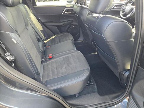 Used 2025 Mitsubishi Outlander SE AWD/4WD image 12