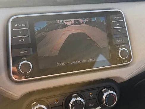 Used 2021 Nissan Versa SV image 9