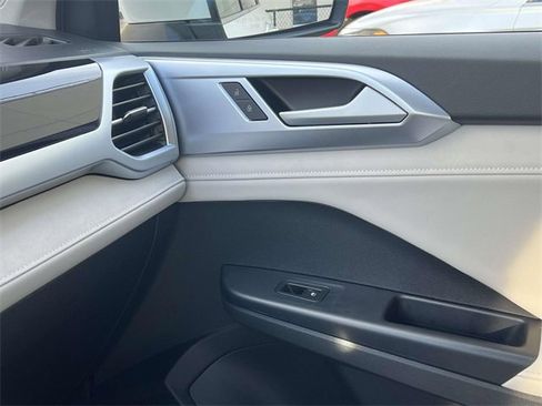 Used 2025 Volkswagen Taos SE image 37