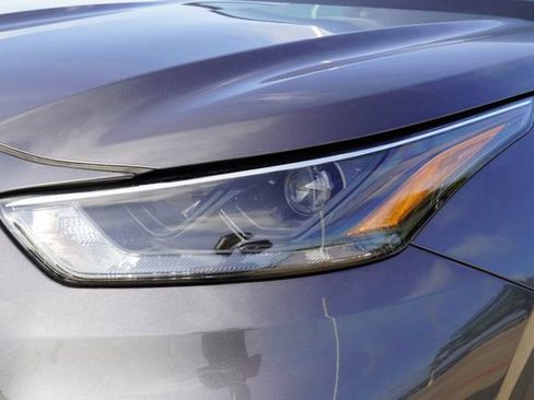 Used 2023 Toyota Highlander LE FWD image 4
