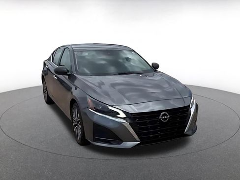 Used 2025 Nissan Altima 2.5 SV FWD image 3