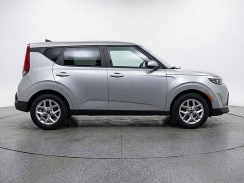 Used 2025 Kia Soul LX w/ LX Technology Package FWD image 11