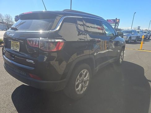 Used 2025 Jeep Compass Latitude AWD/4WD image 4