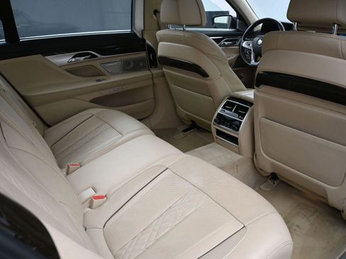 Used 2018 BMW 750i xDrive image 25