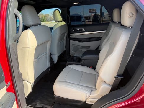 Used 2019 Ford Explorer XLT w/ Equipment Group 202A image 11