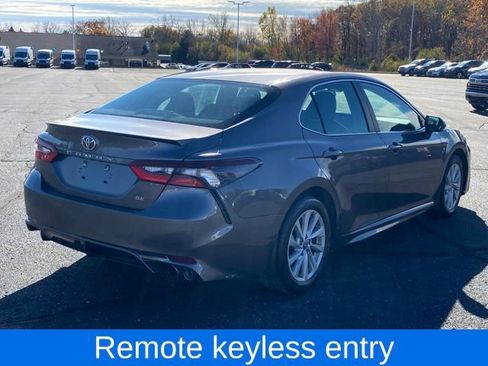 Used 2022 Toyota Camry SE image 3