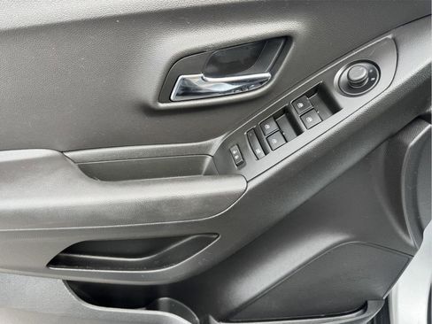 Used 2019 Chevrolet Trax LT w/ LT Convenience Package AWD/4WD image 15