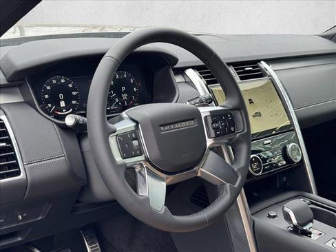 Certified 2024 Land Rover Discovery Dynamic SE image 3