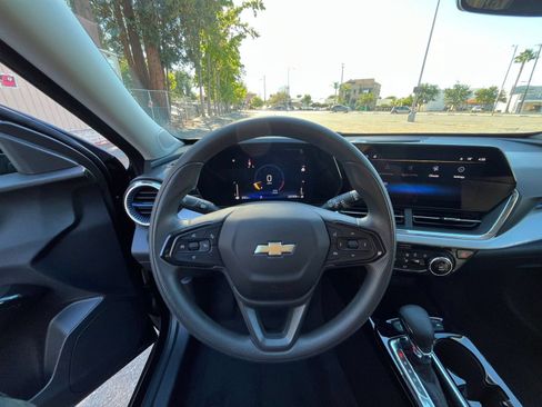 Used 2025 Chevrolet Trax LT FWD image 32