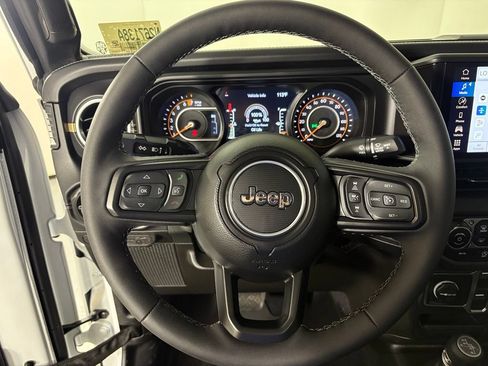 Used 2025 Jeep Gladiator Sport AWD/4WD image 18