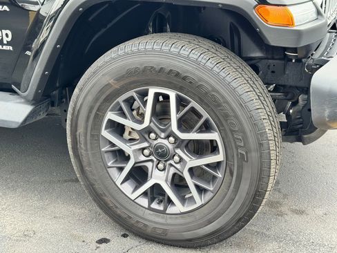 Used 2024 Jeep Wrangler Sahara image 9