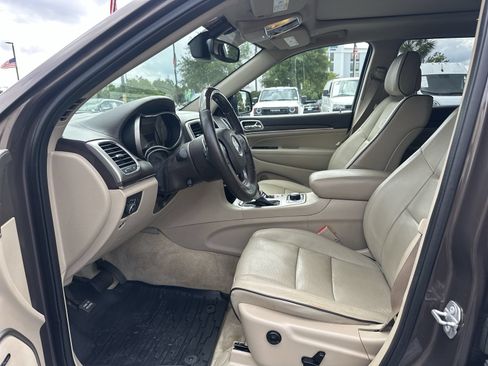 Used 2017 Jeep Grand Cherokee Overland AWD/4WD image 16