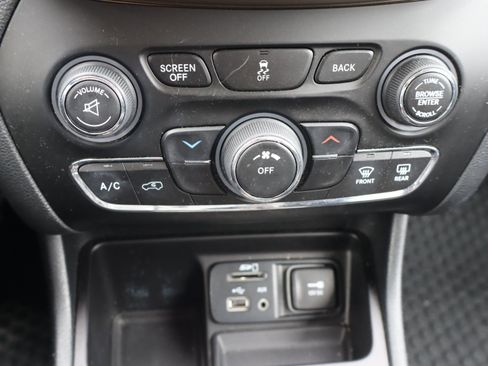 Used 2015 Jeep Cherokee Latitude w/ Cold Weather Group image 27