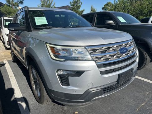 Used 2018 Ford Explorer XLT w/ Equipment Group 202A AWD/4WD image 2