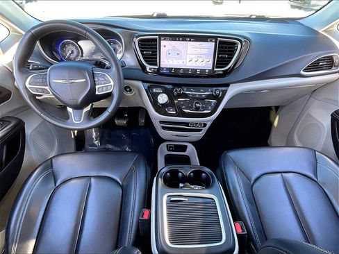Used 2023 Chrysler Pacifica Touring-L image 21