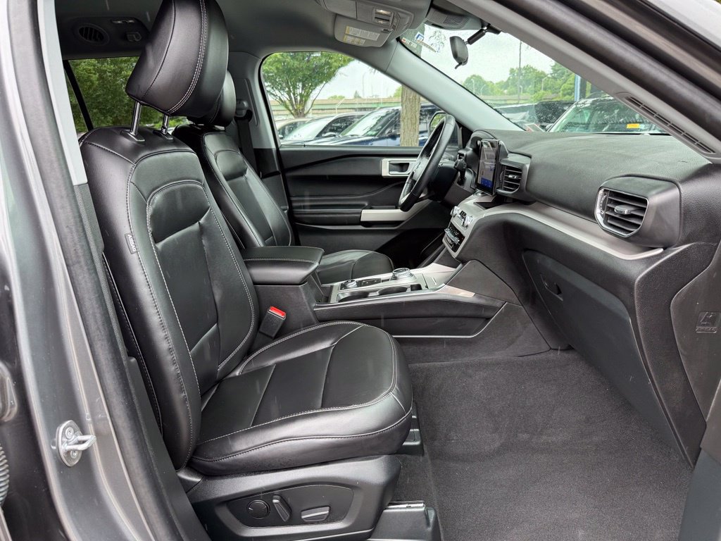 Used 2023 Ford Explorer XLT w/ Equipment Group 202A AWD/4WD image 32