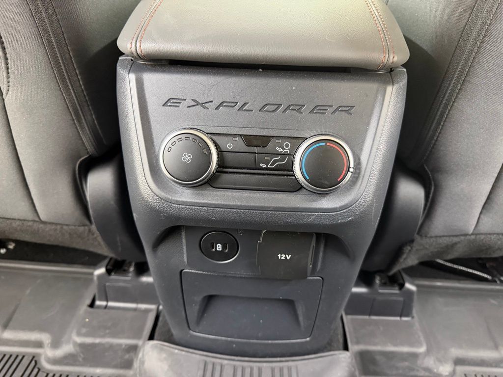 Used 2025 Ford Explorer Active AWD/4WD image 18