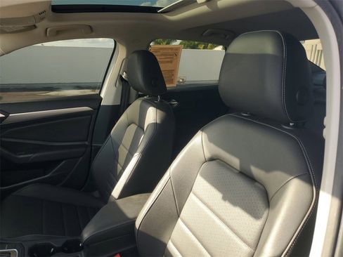 Used 2021 Volkswagen Jetta SE w/ SE Cold Weather Package image 16