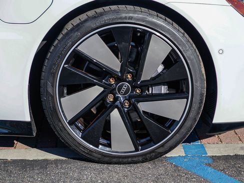 Used 2023 Audi e-tron GT Prestige image 9