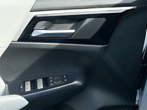 New 2025 Mitsubishi Outlander SE image 18