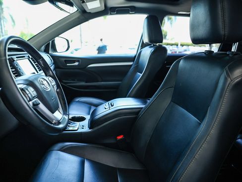 Used 2019 Toyota Highlander XLE image 26