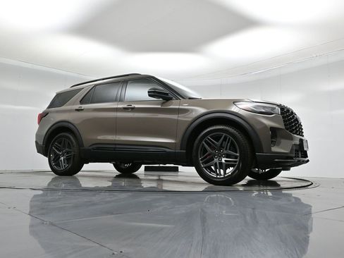 New 2026 Ford Explorer ST-Line w/ ST-Line Street Pack image 3