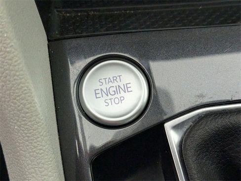 Used 2024 Volkswagen Tiguan SE image 25