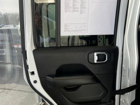 Used 2021 Jeep Gladiator Overland image 15