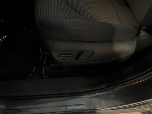 Used 2025 Toyota Highlander LE FWD image 22