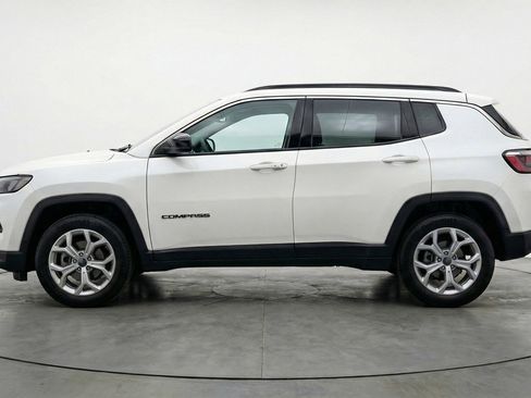Used 2025 Jeep Compass Latitude AWD/4WD image 5