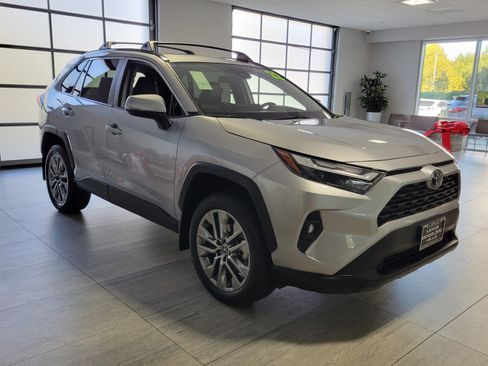 Used 2022 Toyota RAV4 XLE Premium image 8