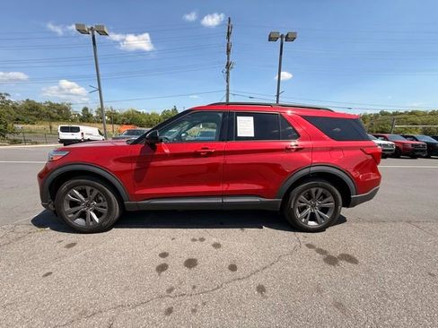 Used 2022 Ford Explorer XLT w/ Equipment Group 202A AWD/4WD image 8
