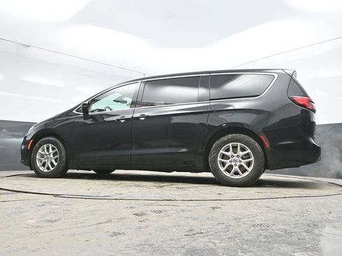 Used 2023 Chrysler Pacifica Touring-L image 40