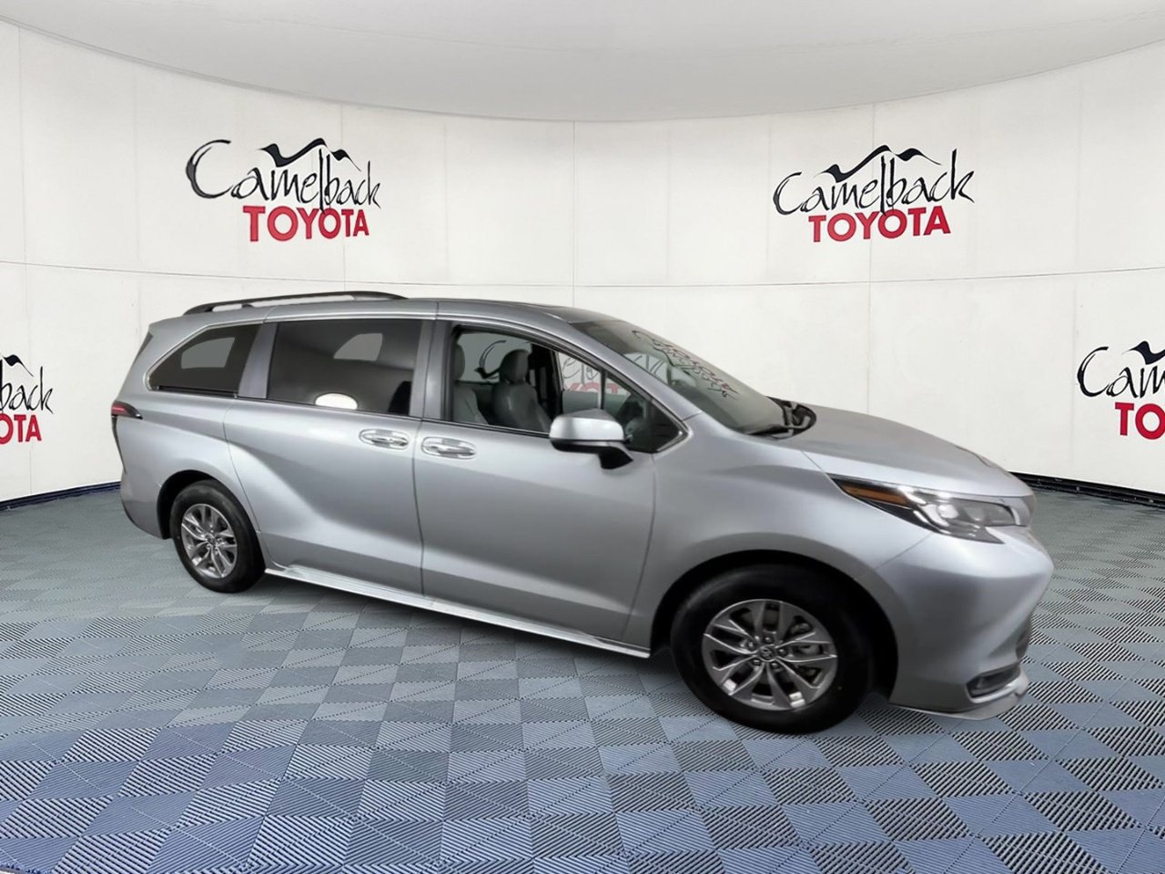 Used 2025 Toyota Sienna XLE FWD image 2