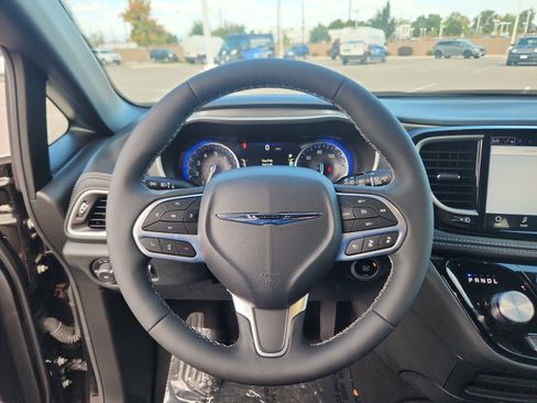 New 2025 Chrysler Pacifica Select image 10